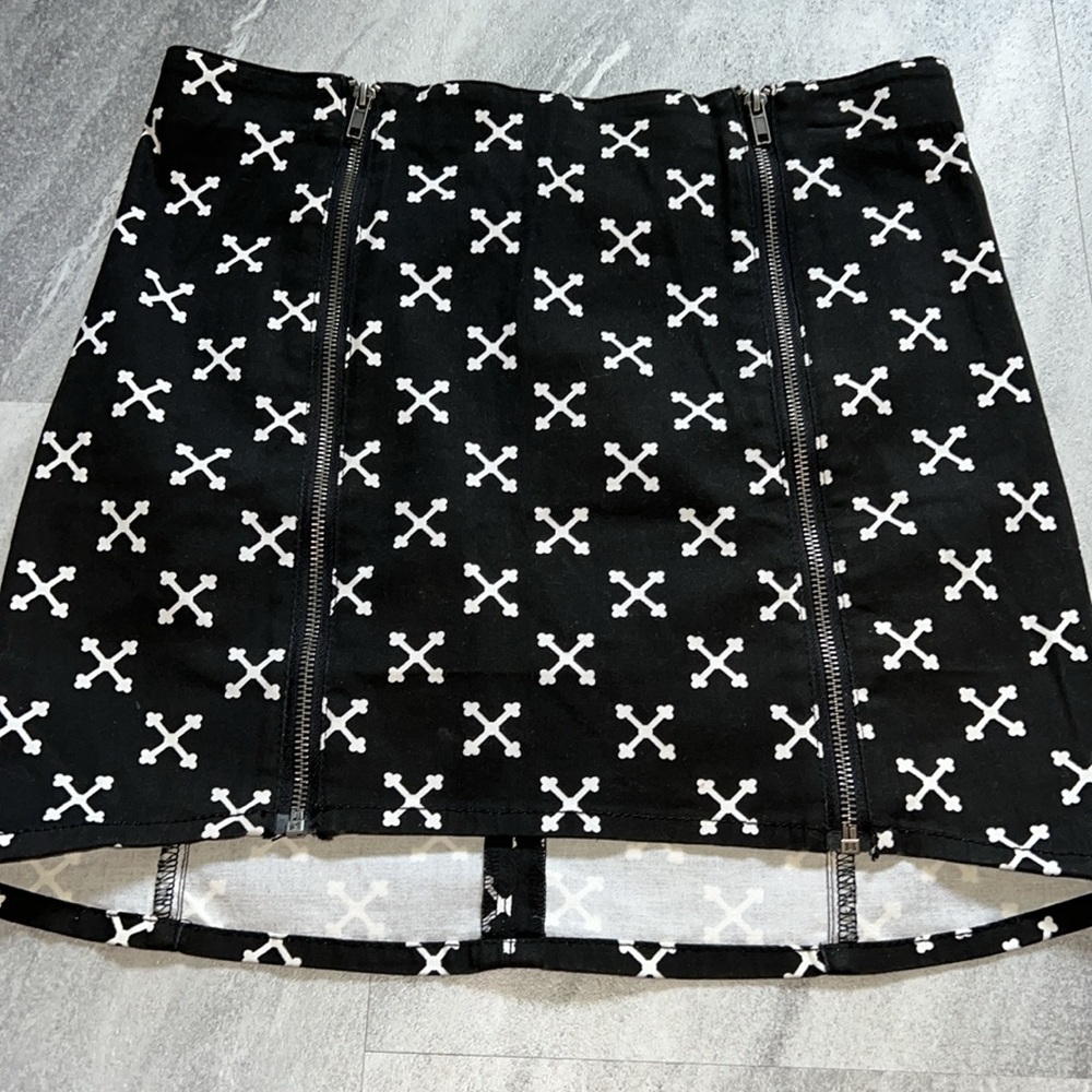 H&M black & white tribal mini skirt size 10 stretchy X pattern - Picture 3 of 8